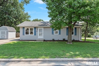 830 N 7th St, Riverton, IL 62561