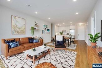 3 Somerset Ln Unit 617, Edgewater, NJ 07020