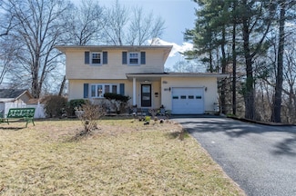 7 Merrick Ln, Spring Valley, NY 10977