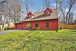 203 Woodscape Dr, Albany, NY 12203