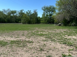 1231 State Highway 132 N, Devine, TX 78016