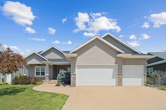 3516 Fitzroy Rd, Hiawatha, IA 52233