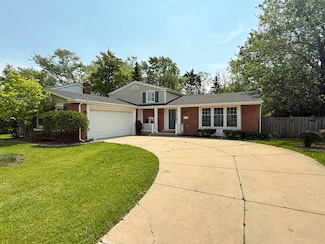 1807 S Surrey Ridge Dr, Arlington Heights, IL 60005