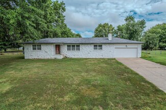 606 Hunters Creek Dr, Lebanon, MO 65536