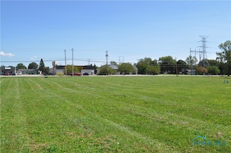 136 Meadowgate Dr, Walbridge, OH 43465