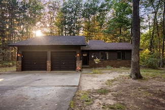 100 Corral St, Houghton Lake, MI 48629