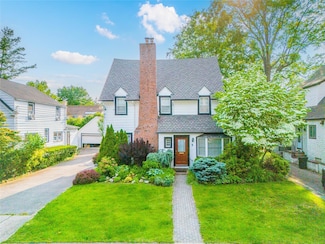 5 Cary Rd, Great Neck, NY 11021