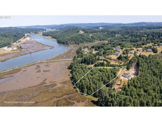 93632 Links Ln, Coos Bay, OR 97420