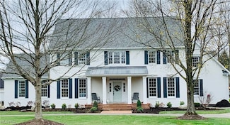 10 High Point Ln, Chagrin Falls, OH 44022