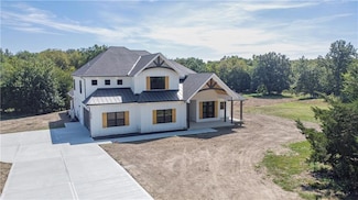 10707 S Hunt Rd, Lone Jack, MO 64070
