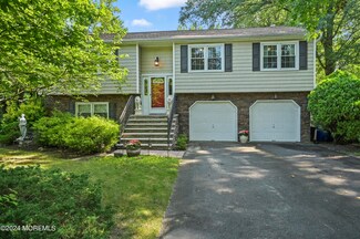 6 Martel Ct, Middletown, NJ 07748