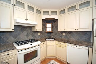 16 Henley Dr, Somerset, NJ 08873