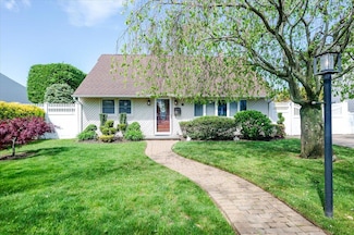 16 Roxbury Ln, Massapequa, NY 11758