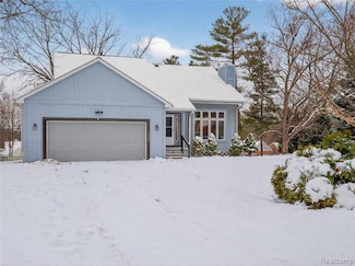 3039 Edgefield Dr, Waterford, MI 48328