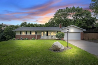 521 Unique Dr, Burnsville, MN 55337