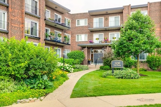 1230 N Western Ave Unit 211, Lake Forest, IL 60045