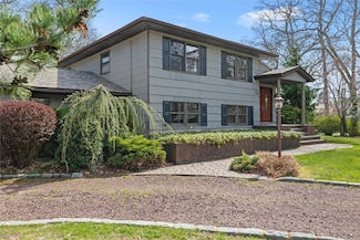 24 Brushwood Ct, East Islip, NY 11730