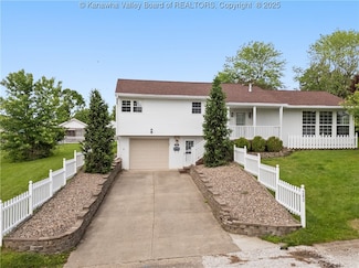 203 Melrose Dr, Hurricane, WV 25526