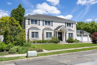 30 Knoll Ln, Glen Head, NY 11545