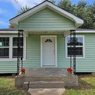 1003 Merchant St, El Campo, TX 77437