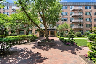 3 Birchwood Ct Unit 5K, Mineola, NY 11501