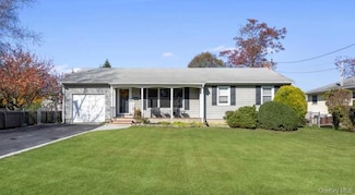 25 Washington St, East Islip, NY 11730