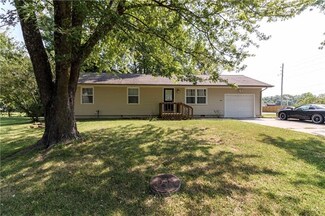 403 S County Line Rd, Windsor, MO 65360