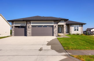 16203 Goodman Dr, Urbandale, IA 50323