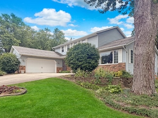 1607 Parkside Ct, Freeport, IL 61032