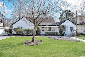 69 Warwick Rd, Great Neck, NY 11023