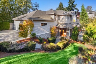 9670 NE 34th St, Clyde Hill, WA 98004