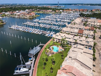 481 Mariners Dr, Kemah, TX 77565