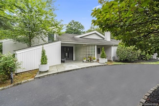 2 Bristol Dr, Woodbury, NY 11797