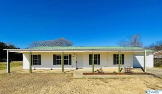 556 River Loop Rd, Laceys Spring, AL 35754