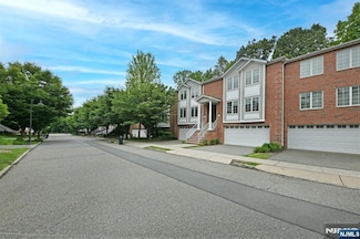 20 Skymark Ct, Upper Saddle River, NJ 07458