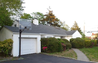 2 Leonard Dr, East Rockaway, NY 11518