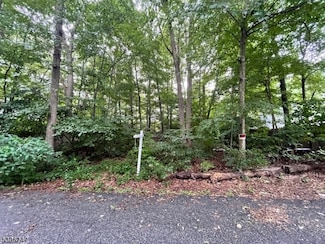4 Shomokin Rd, Highland Lakes, NJ 07422