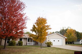 315 315 Maple Ridge Dr, Henderson, MN 56044