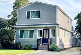 32 Beechwood St, Farmingdale, NY 11735