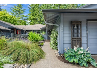 240 Greenridge Dr, Lake Oswego, OR 97035