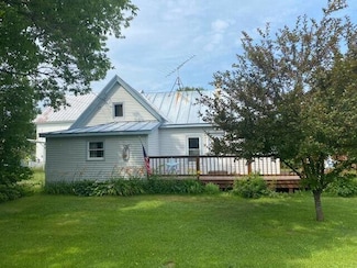 6 Chicken St, Starks, ME 04911