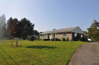 8 Kevin Ln, East Greenbush, NY 12061