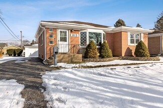 815 Lakeside Dr, Wheaton, IL 60187