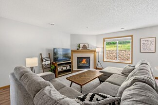 404 Pleasant Ln, Chaska, MN 55318