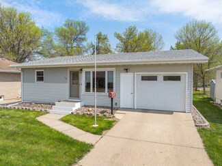16 20th St NW, Minot, ND 58703
