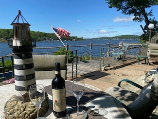 31 Cove Rd, Lake Hopatcong, NJ 07849