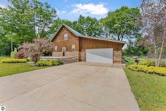 1019 E 32 Rd, Cadillac, MI 49601