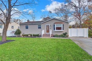 5 Zenith Rd, Rocky Point, NY 11778