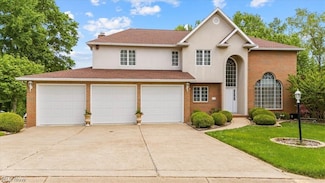 1405 Greenmont Hills Dr, Vienna, WV 26105
