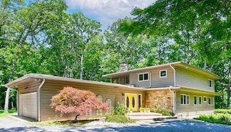2 Wooded Ct, Lloyd Harbor, NY 11743